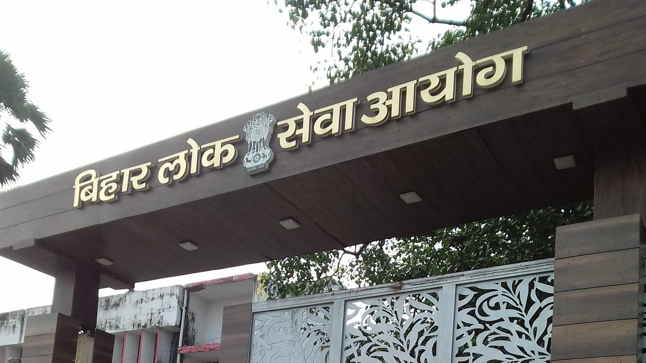 पटना की सड़कों पर उतरे अभ्यर्थी: भर्ती परीक्षाओं पर भरोसा लौटाना सबसे बड़ी जिम्मेदारी पटना की सड़कों पर उतरे अभ्यर्थी: भर्ती परीक्षाओं पर भरोसा लौटाना सबसे बड़ी जिम्मेदारी