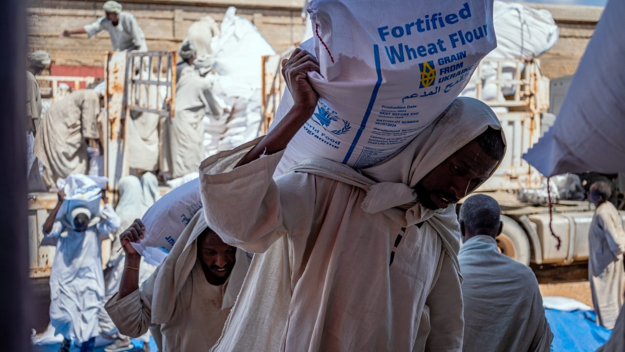सूडान: दुनिया के सबसे बड़े भूख संकट के बीच WFP की फंडिंग आधी हुई, कई जगह सिर्फ आधा राशन सूडान: दुनिया के सबसे बड़े भूख संकट के बीच WFP की फंडिंग आधी हुई, कई जगह सिर्फ आधा राशन