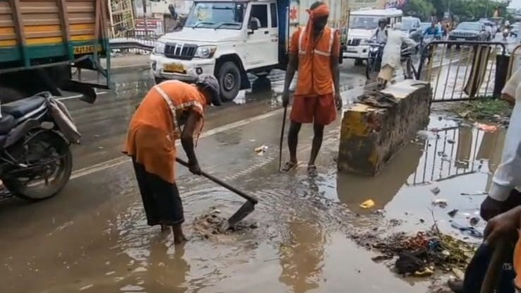 Questions Raised Over NHAI's Negligence as Agra-Aligarh Highway Floods Again After Rain in Khandauli Questions Raised Over NHAI's Negligence as Agra-Aligarh Highway Floods Again After Rain in Khandauli
