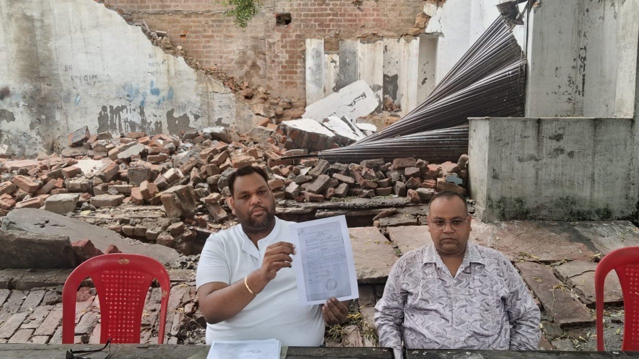 Agra Family Alleges Illegal Demolition by Municipal Corporation, Moves High Court Against Officials Agra Family Alleges Illegal Demolition by Municipal Corporation, Moves High Court Against Officials